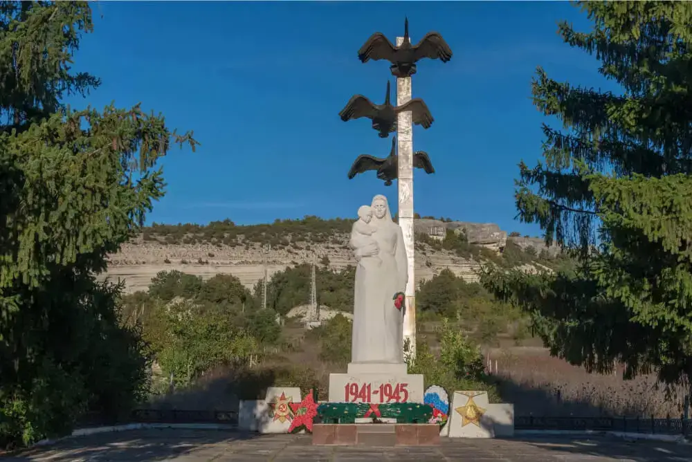 Памятник на братской могиле, с. Красный Мак, Крым